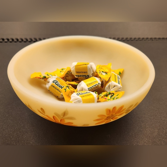 Fenton Art Glass Daisies on Cameo Satin Bowl Dish Signed BARB AQUINO - Picture 5 of 8